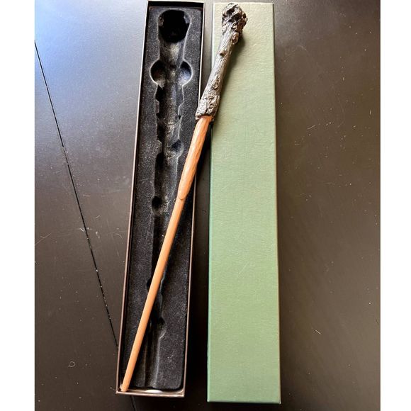 Universal Studios Harry Potter Wand NEW WITH BOX - Picture 1 of 10